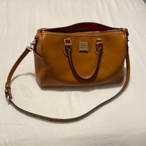 Dooney&Bourke satchel, bag is in great conditions it has barely been used
